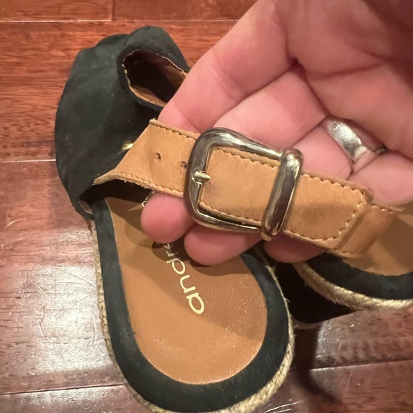 Andre Assous Black and Tan wedges - Picture 6 of 8